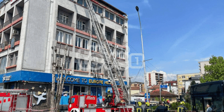 Policia e zjarrfikësit intervenojnë në fasadën e Shtëpisë së Evropës