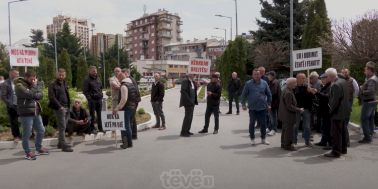 Rugovasit protestojnë për ujë të pijshëm