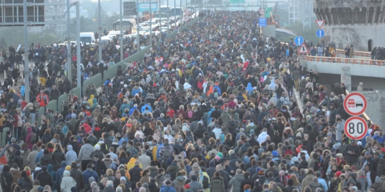 Mijëra njerëz protestojnë në Beograd kundër dhunës