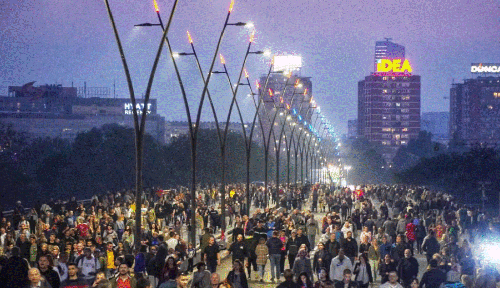 Disa protestues në Beograd e kaluan natën në bllokadë të autostradës