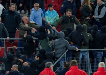 Dhuna në futboll, AZ përjashton nga stadiumi 43 tifozë