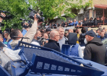 Rakiq goditet me shishe në protestën në Zveçan