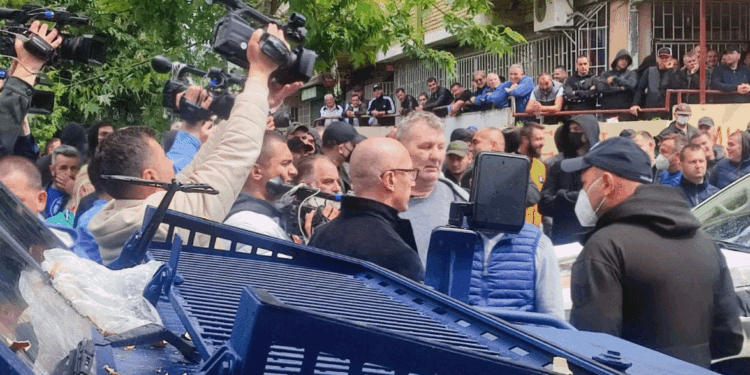 Rakiq goditet me shishe në protestën në Zveçan