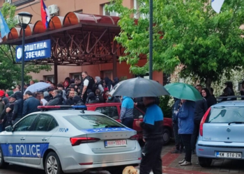 Serbët mblidhen para objekteve të komunave në Zubin Potok, Leposaviq e Zveçan