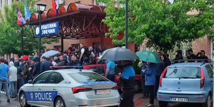 Serbët mblidhen para objekteve të komunave në Zubin Potok, Leposaviq e Zveçan