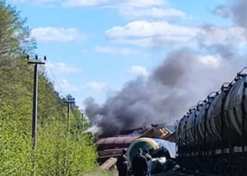 Një shpërthim e nxjerr nga shinat një tren në kufirin rus