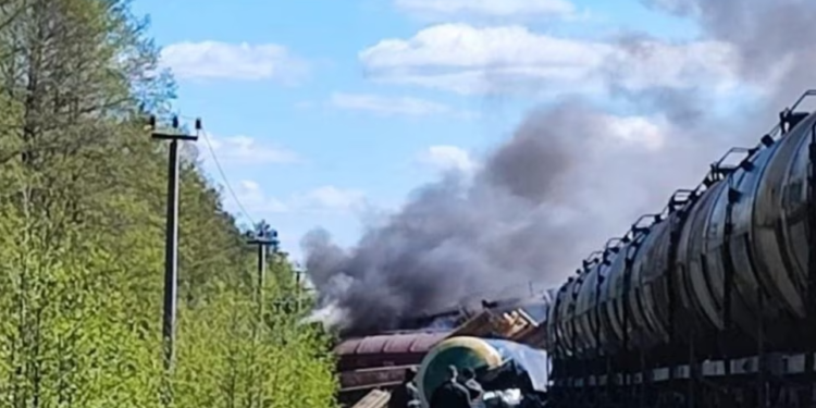 Një shpërthim e nxjerr nga shinat një tren në kufirin rus