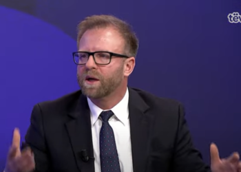 Abazi sqaron situatën e pakëndshme në Kuvend me Salih Zybën