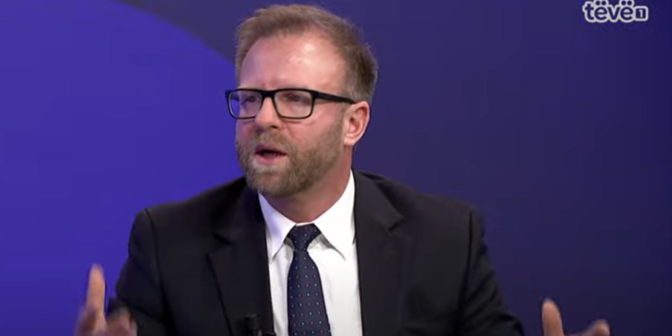 Abazi sqaron situatën e pakëndshme në Kuvend me Salih Zybën