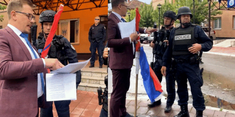 Politikani serb, me flamur në dorë dhe disa dokumente shkon para objektit komunal në Leposaviq