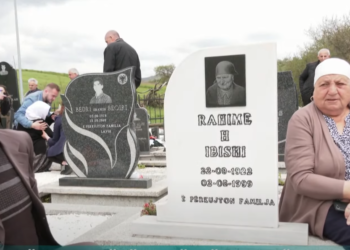 Familjarët kujtojnë të vrarët në masakrën e Studimes