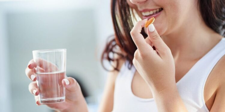 Çfarë ndodh nëse nuk i shoqëroni ilaçet me ujë