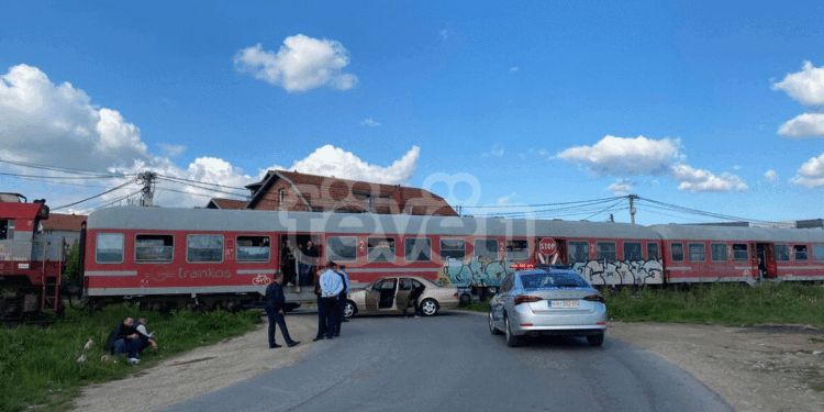 Treni godet veturën në hyrje të Prishtinës