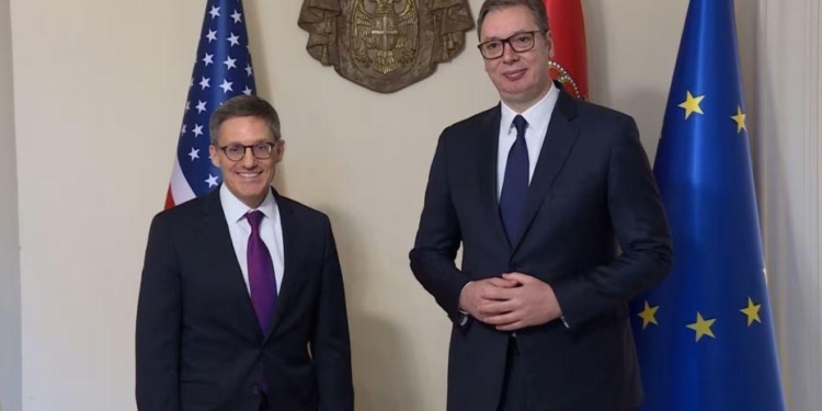 Chollet flet në telefon me Vuçiq, Kosova temë diskutimi