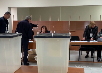 Zgjedhjet në Shqipëri nisin me dhunë, sulmohet kryebashkiaku i Kolonjës