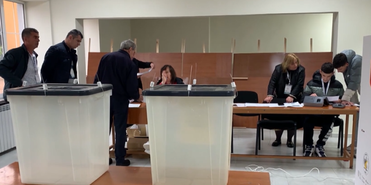 Zgjedhjet në Shqipëri nisin me dhunë, sulmohet kryebashkiaku i Kolonjës