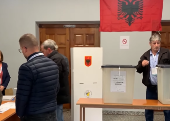 KQZ: Në shtatë qendra votimi në Tiranë e Durrës ka njerëz të paautorizuar, të largohen menjëherë