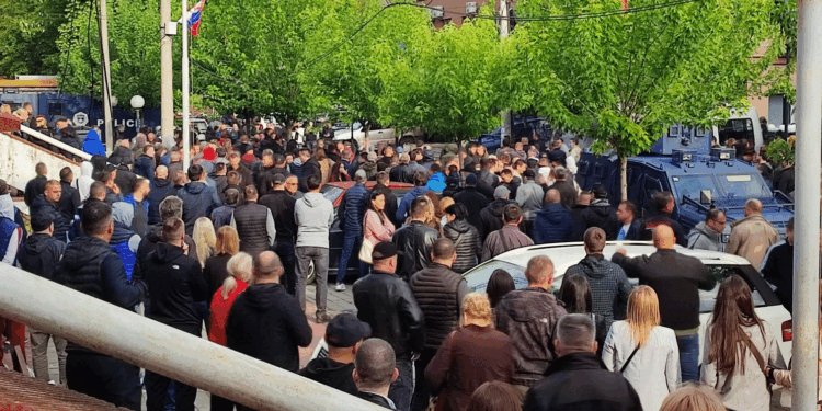 Në Zveçan bllokohet rruga drejt ndërtesës së komunës, Policia hedh gaz lotsjellës