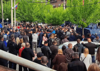 Protestuesit në Zveçan gjuajnë KFOR-in me gurë, këta i përgjigjen me tym