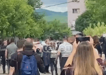 Protestuesit serbë sulmojnë një veturë të Policisë së Kosovës, dyshohet se gjuajtën me shishe