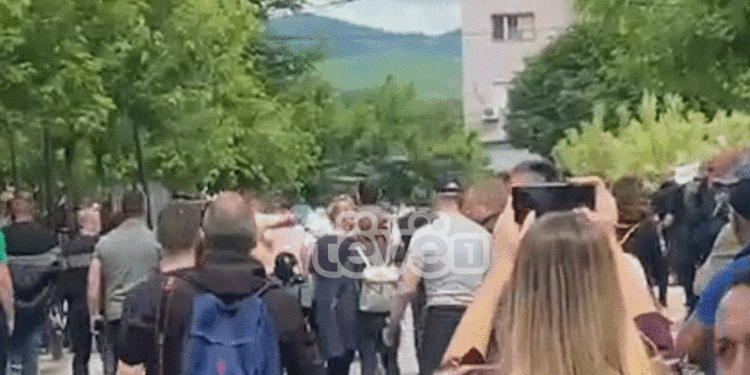 Protestuesit serbë sulmojnë një veturë të Policisë së Kosovës, dyshohet se gjuajtën me shishe