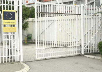 Përfundon takimi, Hovenier largohet nga zyra e BE-së