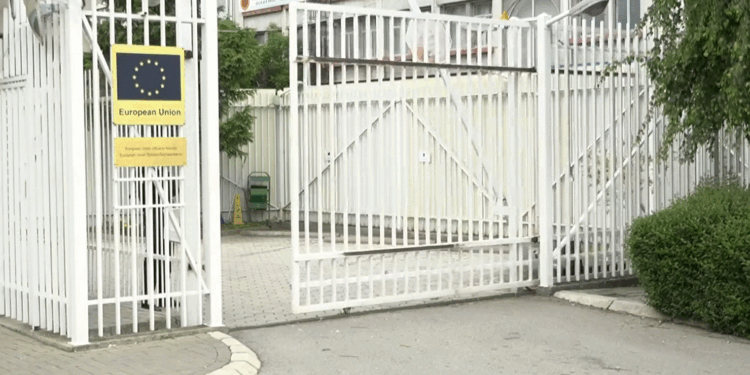 Përfundon takimi, Hovenier largohet nga zyra e BE-së