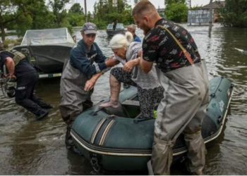 Përpjekjet e shpëtimit nga përmbytjet në Ukrainë përmes fotografive