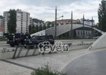 Policia e Kosovës dhe karabinierët italianë vëzhgojnë situatën tek Ura e Ibrit