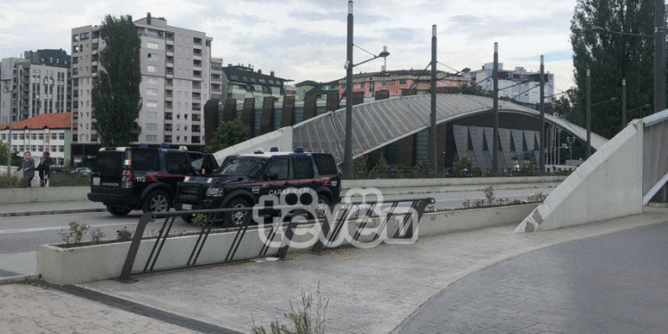 Policia e Kosovës dhe karabinierët italianë vëzhgojnë situatën tek Ura e Ibrit