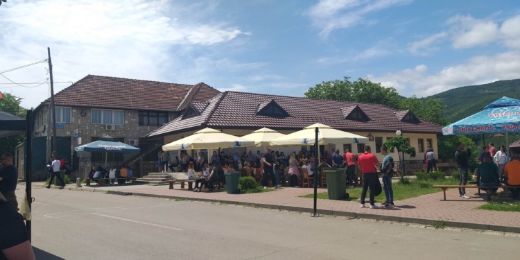 Situatë e qetë në Leposaviq, pak protestues para komunës