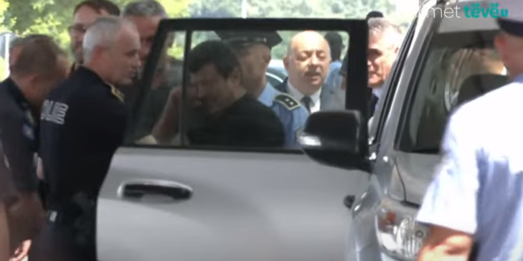 Gëzim e festë për familjarët e policëve të liruar  