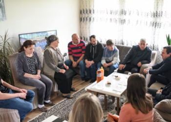 Familjet, në terr për tre policët