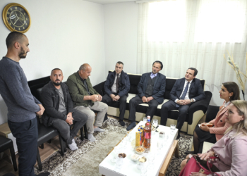 Kurti viziton familjet e tre policëve kosovarë të rrëmbyer nga forcat serbe