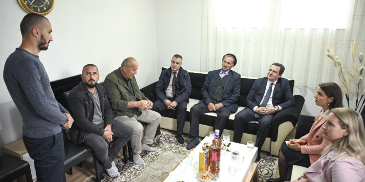 Kurti viziton familjet e tre policëve kosovarë të rrëmbyer nga forcat serbe