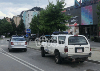 Policia e Kosovës dhe karabinierët italianë vëzhgojnë situatën tek Ura e Ibrit