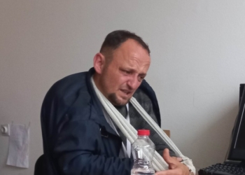 Protestuesit serbë i thyejnë krahun gazetarit Pleurat Salihu