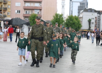 Shënohet 24-vjetori i çlirimit të Prishtinës, ushtarakët e FSK-së parakalojnë bashkë me fëmijët