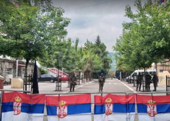 KFOR-i heq telat gjemborë në Zveçan, protestuesit serbë sulmuan një veturë të Policisë së Kosovës