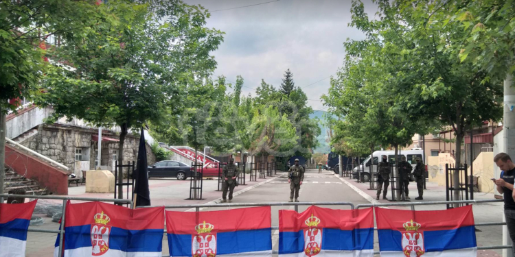 KFOR-i heq telat gjemborë në Zveçan, protestuesit serbë sulmuan një veturë të Policisë së Kosovës