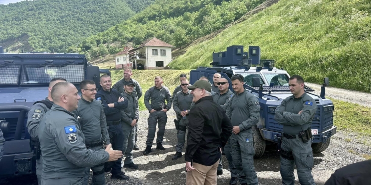 Sveçla viziton Policinë e Kosovës në veri