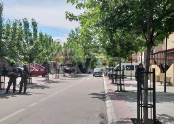 Protesta të qeta në veri të Kosovës të enjten, KFOR-i e blen flamurin serb