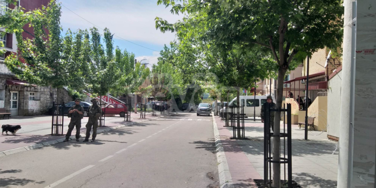 Protesta të qeta në veri të Kosovës të enjten, KFOR-i e blen flamurin serb