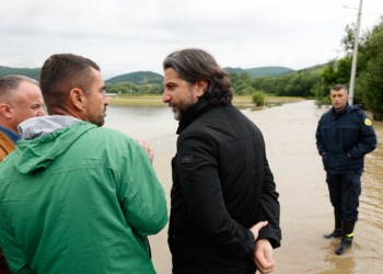 Rama viziton zonat e prekur nga vërshimet, premton kompensimin e dëmeve