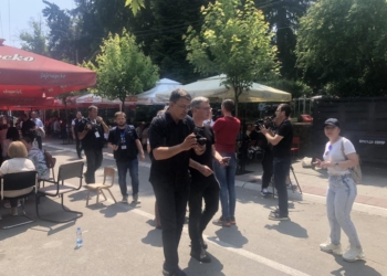 ​Ardhja e opozitarëve serbë në Zveçan, ngjall tensione mes protestuesve