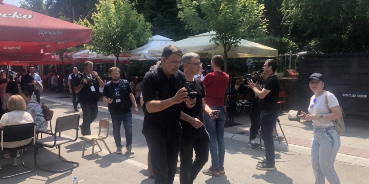 ​Ardhja e opozitarëve serbë në Zveçan, ngjall tensione mes protestuesve