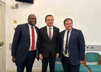 Kurti përfundon vizitën në Britani, thotë se nesër do t’i takojë policët që u liruan dje