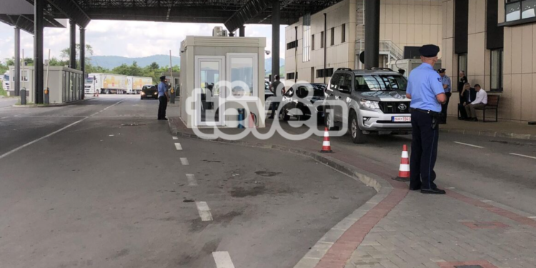 Tre policët e kidnapuar nga forcat serbe arrijnë në Kosovë