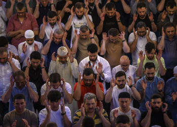 Mijëra besimtarë falin namazin e Bajramit në Xhaminë e Madhe Ajasofja