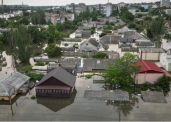 Përpjekjet e shpëtimit nga përmbytjet në Ukrainë përmes fotografive